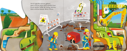 Gezeigt wird eine Innen- oder Zusatzansicht von „Auf zur Baustelle!“. Die farbenfrohe Seite zeigt eine belebte Baustelle mit verschiedenen Bauarbeitern in blauen Overalls und gelben Helmen. In der Mitte sind eine Baustellenabsperrung und ein rotes Fahrzeug abgebildet. Umgeben von grünen Landschaftselementen wie Wiesen und Bäumen, sind tierische Charaktere zu sehen, die die Szenerie lebendiger machen. Die Schrift ist klar und gut lesbar, mit einem spielerischen, kindgerechten Stil.