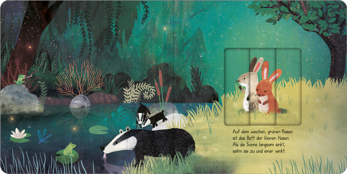 Gezeigt wird eine Innen- oder Zusatzansicht von „Wenn der Mond am Himmel steht“. Die Illustration zeigt eine friedliche, nächtliche Landschaft mit einem klaren, blauen Wasser und leuchtenden Pflanzen. Im Vordergrund sitzen zwei niedliche Hasen und ein Dachs am Ufer. Die stilisierten, sanften Farben – vor allem Grüntöne und sanftes Blau – verleihen der Szene eine beruhigende Atmosphäre. Die Schrift ist klar und gut lesbar, in einer freundlichen Typografie, die die kindliche Ansprache...