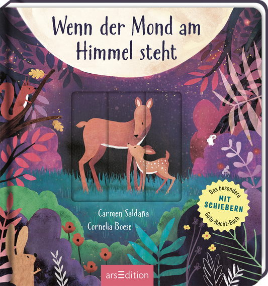 Auf dem Buchcover „Wenn der Mond am Himmel steht“ sind ein Reh und sein Kitze in einer märchenhaften Waldlandschaft abgebildet. Die sanften Farben in Violett, Grün und Rosa schaffen eine ruhige und einladende Atmosphäre. Über dem Bild schimmert ein großer, leuchtender Mond. Die Titeltypografie ist verspielt und klar lesbar. Oben links ist ein Kreis mit dem Text „Das besondere MIT SCHIEBERN Gute-Nacht-Buch“ zu sehen. Ganz unten mittig steht der Logoschriftzug von arsEdition.