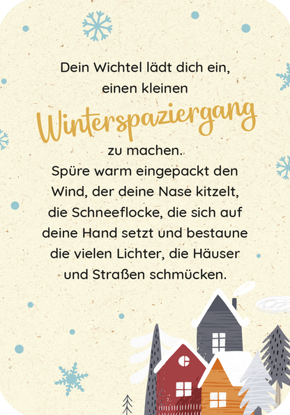 Gezeigt wird eine Innen- oder Zusatzansicht von „Wünsche von den Weihnachtswichteln“. Der Hintergrund ist in sanften Creme- und Pastelltönen gehalten. Zentrale Elemente sind der große, goldfarbene Schriftzug „Wintersparziergang“ und die geschwärzte Schrift für den begleitenden Text. Umrahmt wird die Textebene von winterlich gestalteten, stilisierten Schneeflocken und einer Illustration von bunten, einfachen Häusern mit schneebedeckten Dächern.