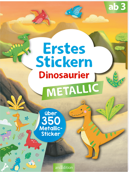 Das Buchcover zeigt eine freundliche, farbenfrohe Illustration einer Dschungel-Szene mit verschiedenen Dinosauriern in lebendigen Farben. Der Titel „Erstes Stickern Dinosaurier“ steht in großen, blauen und roten Lettern auf einer weißen Wolkenform, während das Wort „METALLIC“ in weißer Schrift auf einem grünen Banner hervorgehoben ist. In der unteren linken Ecke ist ein Kreis mit dem Text „über 350 Metallic-Sticker“ abgebildet. Ganz unten mittig steht der Logoschriftzug von...