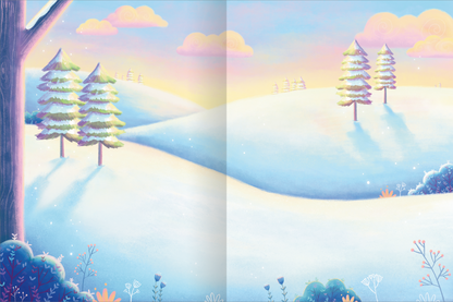 Gezeigt wird eine Innen- oder Zusatzansicht von „Erstes Stickern Metallic – Einhörner“. Die Illustration zeigt eine sanfte Winterlandschaft mit leuchtend blauen und weißen Farbtönen. Verschneite Hügel erstrecken sich unter einem pastelrosa Himmel, der sanfte Wolken und einen warmen Lichtschein reflektiert. In der Landschaft verteilt, stehen grüne Tannenbäume. Das Bild wird umrahmt von bunten, floralen Elementen, die dem Bild eine freundliche, einladende Atmosphäre verleihen.