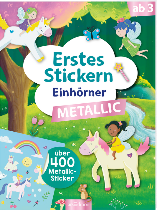 Der Hintergrund des 3D-Covers zeigt eine bunte Märchenlandschaft mit einem Fluss, Bäumen und einer Wiese. Im Vordergrund sind zwei Einhörner und drei Feen zu sehen. Über der Szene schwebt ein Wolken-Element mit der Aufschrift „Erstes Stickern Einhörner“ in großen, bunten Buchstaben. Darunter steht „METALLIC“ in einer pinken Box. Links unten ist ein Hinweis auf „über 400 Metallic-Sticker“ abgebildet. In das Cover ragt ein beispielhafter Stickerbogen mit verschiedenen...