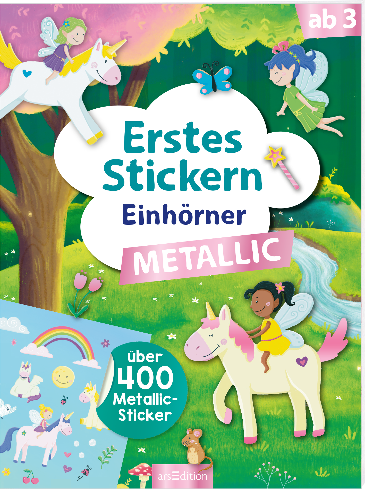 Der Hintergrund des 3D-Covers zeigt eine bunte Märchenlandschaft mit einem Fluss, Bäumen und einer Wiese. Im Vordergrund sind zwei Einhörner und drei Feen zu sehen. Über der Szene schwebt ein Wolken-Element mit der Aufschrift „Erstes Stickern Einhörner“ in großen, bunten Buchstaben. Darunter steht „METALLIC“ in einer pinken Box. Links unten ist ein Hinweis auf „über 400 Metallic-Sticker“ abgebildet. In das Cover ragt ein beispielhafter Stickerbogen mit verschiedenen...