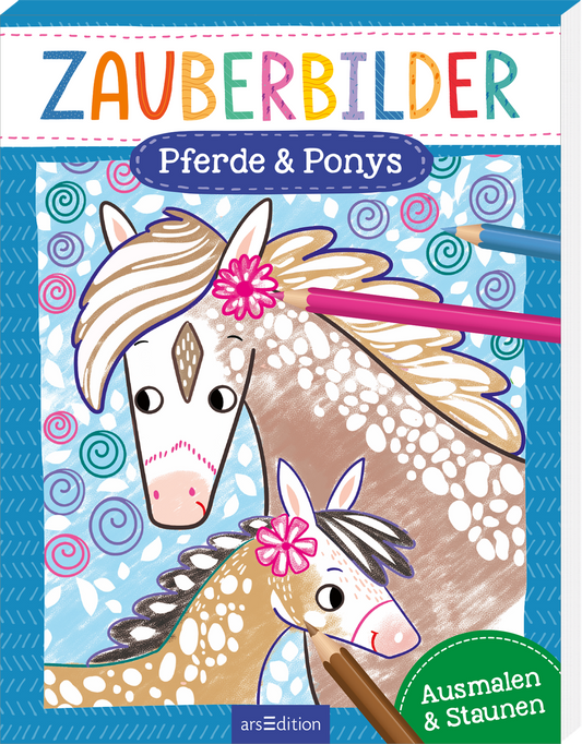 Man sieht die 3D-Ansicht des Malblocks. Auf dem Buchcover sind zwei verspielte Pferde und Ponys abgebildet, die in sanften Pastellfarben gestaltet sind. Die Tiere haben große, freundliche Augen und sind mit lebhaften Mustern verziert. Im oberen Bereich steht der Titel „ZAUBERBILDER“ in bunten, fröhlichen Buchstaben, während darunter „Pferde & Ponys“ in einer blauen Sprechblase erscheint. Ein grüner Button mit dem Text „Ausmalen & Staunen“ ist in der rechten unteren Ecke...