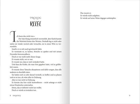 Gezeigt wird eine Innen- oder Zusatzansicht von „Keeper of the Lost Cities – Entschlüsselt (Band 8,5)“. Die Doppelseite präsentiert einen Prolog mit zwei Textspalten. Die linke Seite beginnt mit einer großen, eleganten Schrift für den Titel „PROLOG“, gefolgt von einem fließenden, gut lesbaren Text in schwarzer Typografie. Die rechte Seite enthält einen weiteren Abschnitt in ähnlichem Stil. Der Hintergrund ist schlicht weiß, was die Lesbarkeit fördert und die zentrale...