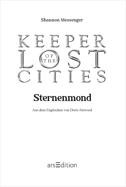 Gezeigt wird eine Innen- oder Zusatzansicht von „Keeper of the Lost Cities – Sternenmond“. Der Titel ist in einer eleganten, verspielten Schriftart gestaltet, wobei „Sternenmond“ in kräftigem Schwarz hervorsticht. Unterhalb des Titels befindet sich der Hinweis „Aus dem Englischen von Doris Attwood“ in einer klaren, kleineren Typografie. Unten mittig ist das Logo von arsEdition platziert, oben mittig der Autorinnenname &quot;Shannon Messenger&quot;.