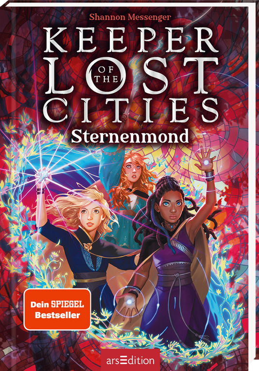 Auf dem Cover von „Keeper of the Lost Cities: Sternenmond“ von Shannon Messenger sind drei Jugendliche abgebildet, die in dynamischen Posen stehen. Die Charaktere, jede in lebhaften Farben gekleidet, wirken entschlossen und mystisch. Der Hintergrund zeigt ein leuchtendes, kaleidoskopartiges Muster in Rot- und Blautönen, das eine magische Atmosphäre schafft. Oben in großen, weißen Buchstaben steht der Titel, während unten rechts ein orangefarbener Button mit der Aufschrift „Dein...