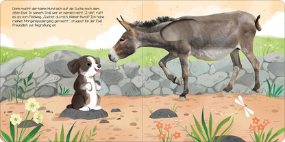 Gezeigt wird eine Innen- oder Zusatzansicht von „Hör mal, kleiner Hund!“. Die Illustration zeigt einen kleinen, braunen Hund, der auf einem Stein sitzt und einem grauen Esel gegenübersteht. Der Hund hat große, leuchtende Augen und wirkt freundlich. Der Hintergrund ist mit sanften, grünen Wiesen und bunten Blumen gestaltet. Die Schrift ist klar und gut lesbar, in einer verspielten, kindgerechten Typografie, die das freundliche und einladende Thema des Buches unterstreicht.