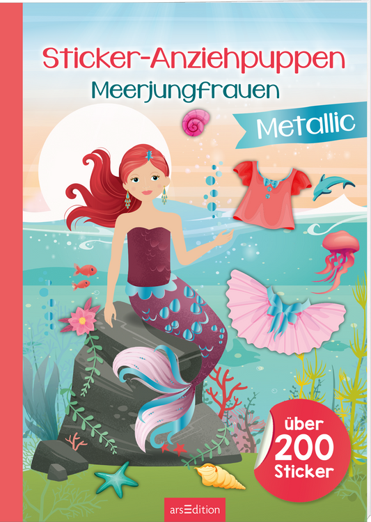 Zu sehen ist die 3D-Ansicht des Heftes. Das Buchcover zeigt eine fröhliche Meerjungfrau mit langen, roten Haaren, die auf einem Felsen sitzt und mit dem Oberkörper aus dem Wasser ragt. Im Hintergrund sind sanfte Wellen und eine große Sonne abgebildet. Der Titel „Sticker-Anziehpuppen Meerjungfrauen“ ist oben in verspielter Schrift gestaltet, während „Metallic“ in einer blauen Sprechblase hervorgehoben wird. Unten links steht der Hinweis „über 200 Sticker“ in weißer Schrift....