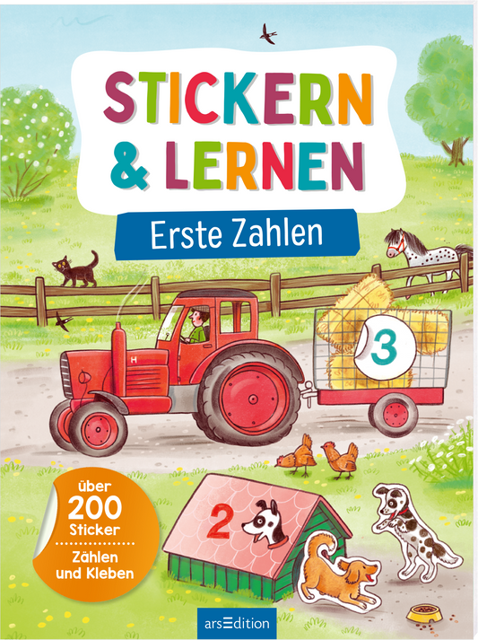 Das Buchcover zeigt eine farbenfrohe Illustration mit einem roten Traktor, der auf einem grünen Feld unterwegs ist. Neben dem Traktor sind Tiere wie Kühe und Hunde zu sehen. Der Titel „STICKERN & LERNEN“ in bunten Buchstaben schwebt über der Szene, während „Erste Zahlen“ in einer blauen Schriftbox darunter steht. Eine große Zahl „3“ befindet sich auf einem Heuballen, und die Zahl „2“ ist auf einem Hundehäuschen abgebildet. Oben rechts ist ein Button mit dem Text...