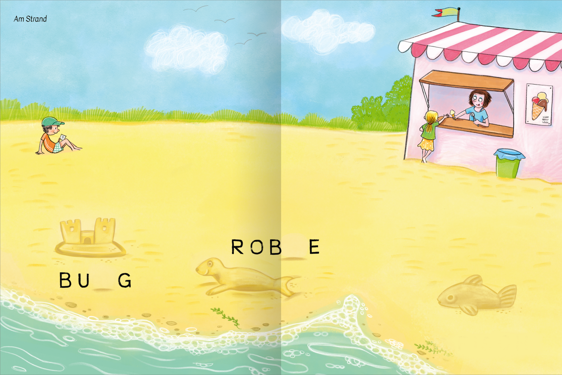 Gezeigt wird eine Innen- oder Zusatzansicht von „Stickern und Lernen – Großbuchstaben“. Die Illustration zeigt einen Strand mit einem blauen Himmel und vereinzelten Wolken. Auf der linken Seite sitzt ein Kind im Sand, während rechts ein Kiosk mit einem rot-weiß gestreiften Dach zu sehen ist. Zu erkennen sind große, bunte Buchstaben im Sand: „BUG“ und „ROBE“. Die Typografie ist klar und groß, um das Lernen zu unterstützen. Die fröhlichen Farben vermitteln eine freundliche...