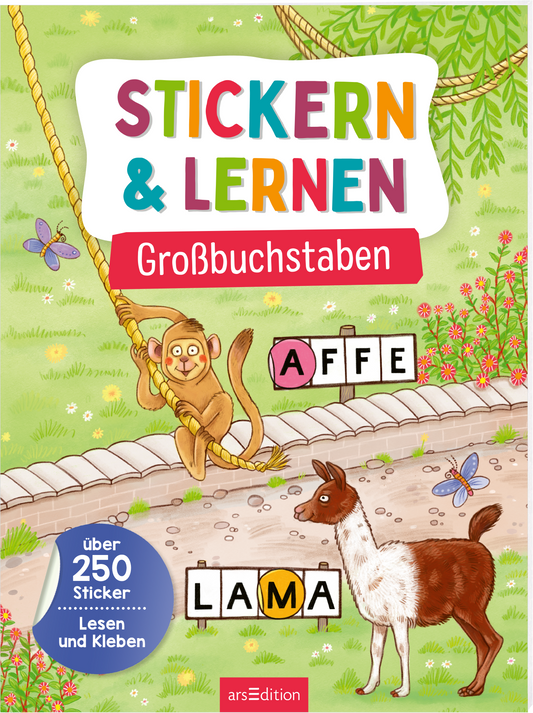 Auf dem Buchcover sind die bunten Titel „STICKERN & LERNEN“ in großen, fröhlichen Buchstaben abgebildet. Darunter steht „Großbuchstaben“ in rot. Ein lächelnder Affe schwingt an einem Seil, während ein Lama daneben steht. Die Szene ist von einer sommerlichen Landschaft mit Blumen und Schmetterlingen umgeben. Ein blauer Button weist auf „über 250 Sticker – Lesen und Kleben“ hin. Ganz unten mittig steht der Logoschriftzug von arsEdition.