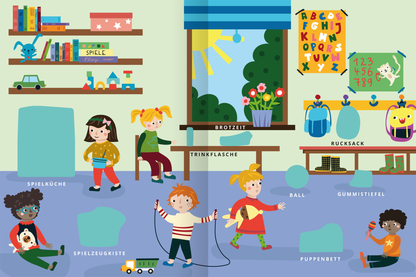 Gezeigt wird eine Innen- oder Zusatzansicht von „Mein erstes Sticker-Bilderlexikon – Meine Welt“. Die Illustration zeigt einen farbenfrohen Raum mit einem Fenster, das Tageslicht hereinlässt. Kinder spielen mit verschiedenen Spielsachen, einschließlich einer Spielküche und einem Puppenbett. Bunte Regale sind mit Büchern und Spielzeug gefüllt. Die Schrift ist in klaren, großen Buchstaben gehalten, und die dominierenden Farben sind Blau, Grün, Gelb und Rot, die eine freundliche...
