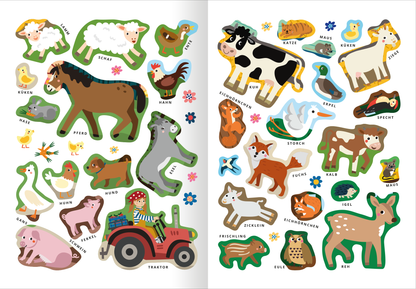 Gezeigt wird eine Innen- oder Zusatzansicht von „Mein erstes Sticker-Bilderlexikon – Tiere“. Die Seite zeigt eine Vielzahl von bunten Tierstickern in lebhaften Farben, darunter ein Pferd, eine Kuh und eine Katze. Die Tiermotive sind liebevoll illustriert und klar abgegrenzt, um die Identifikation zu erleichtern. Unter jedem Sticker befindet sich der Name des Tieres in einer kindgerechten, großen Schrift. Zusätzlich sind farbige Blumen und ein Traktor dargestellt, die das Gesamtbild...