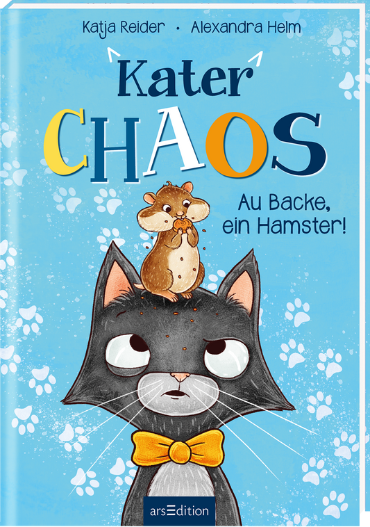 Das Buchcover zeigt einen großen, schwarzen Kater mit einem nachdenklichen Gesichtsausdruck und einer auffälligen, orangefarbenen Schleife. Auf seinem Kopf sitzt ein kleiner, brauner Hamster. Der Hintergrund ist in einem hellen, freundlichen Blauton gehalten, durchzogen von Pfotenabdrücken. Der Titel „Kater CHAOS“ hebt sich in bunten, verspielten Buchstaben ab. Unter dem Titel steht der Untertitel „Au Backe, ein Hamster!“ in einer klaren Schrift. Ganz unten mittig steht der...