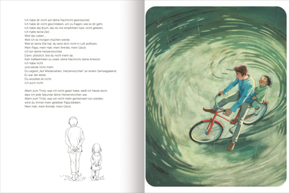 Gezeigt wird eine Innen- oder Zusatzansicht von „Papa“. Auf der rechten Seite ist eine farbige Illustration, die einen Jungen und ein Mädchen auf einem Fahrrad zeigt, das in einem spiralförmigen Strudel fährt. Die Farben sind sanft und einladend, mit einem dominierenden Blau und erdigen Tönen. Auf der linken Seite befinden sich handschriftliche Notizen in schwarzer Schrift, die die emotionalen Gedanken des Erzählers widerspiegeln. Die Typografie wirkt vertraulich und persönlich, mit...