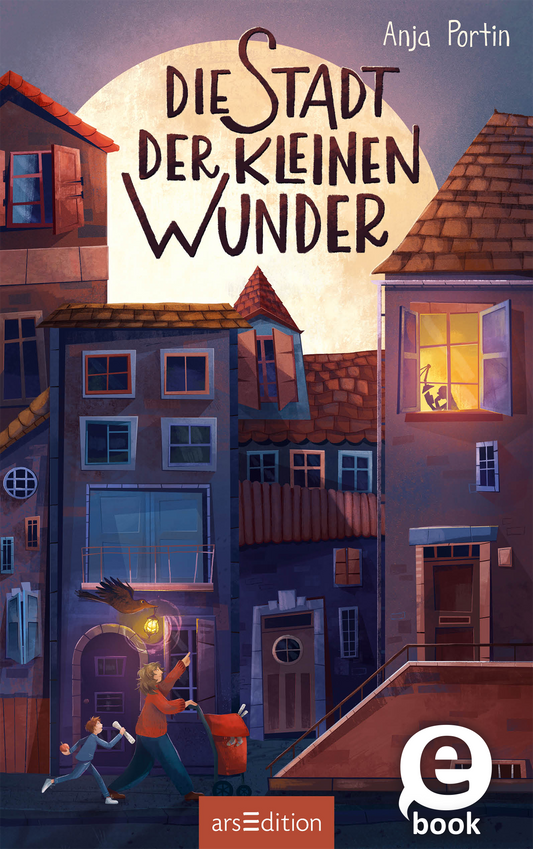 Das Cover zeigt eine magische Stadtlandschaft mit bunten, charmanten Häusern unter einem großen, leuchtenden Mond. Im Vordergrund sind zwei Kinder zu sehen, eines mit einem Zauberstab und das andere, das neugierig zuschaut. Die Schrift „die Stadt der kleinen Wunder“ ist in großen, verspielten Buchstaben oben plaziert. Ein „SPIEGEL Bestseller“-Button ist ebenfalls vorhanden. Ganz unten mittig steht der Logoschriftzug von arsEdition.