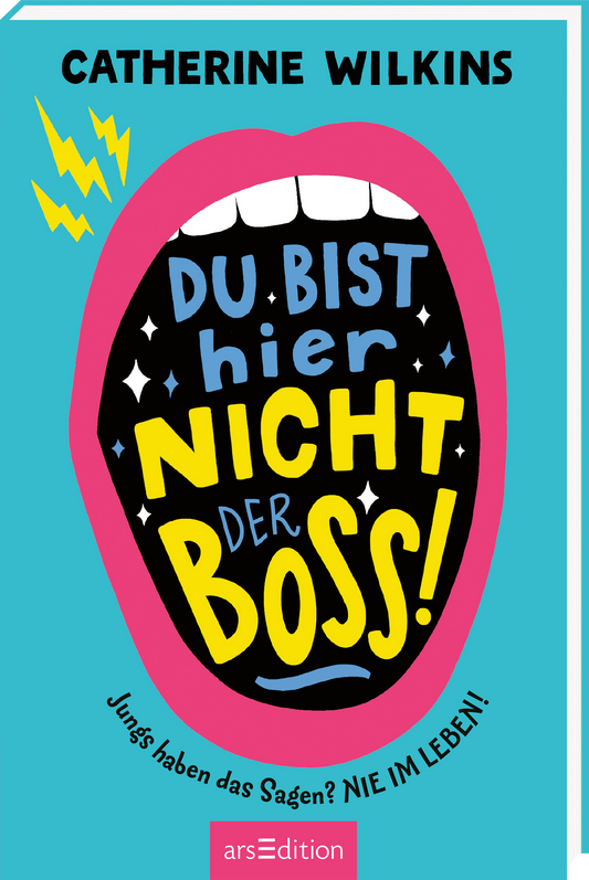 Das Cover zeigt einen großen, geöffneten Mund auf tiefblauem Hintergrund, umrahmt von einem pinken Rand. In der Mundmitte steht in großen, gelben Buchstaben der Titel „DU BIST HIER NICHT DER BOSS!“. Über dem Mund sind blitzeartige Motive platziert. Am unteren Rand ist der Untertitel „Jungs haben das Sagen? NIE IM LEBEN!“ in schwarzer Schrift zu sehen. Oben auf dem Cover ist der Name der Autorin, Catherine Wilkins, in Schwarz Schrift zu erkennen. Ganz unten mittig steht der...