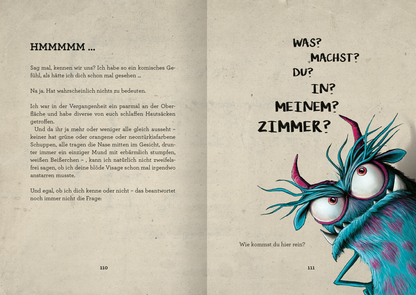 Gezeigt wird eine Innen- oder Zusatzansicht von „Das Buch mit dem Fluch – Schau nicht hier rein!“. Die Doppelseite zeigt eine handschriftlich gestaltete Schriftzug in Schwarz auf hellem, strukturiertem Papier. Links befinden sich verschnörkelte, dunkle Buchstaben mit dem Wort „HMMMMM …“, begleitet von einem beschreibenden Text. Rechts ist ein farbenfrohes Monster zu sehen, das große, expressive Augen und spitze Ohren hat. Der Text daneben ist in auffälligen, großen Buchstaben...