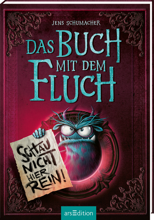 Das Buchcover von "Das Buch mit dem Fluch" von Jens Schumacher zeigt einen gruseligen Dämon mit großen Augen und Hörnern, der in einem runden Spiegelrahmen platziert ist. In seiner Hand hält er eine Schild mit der Aufschrift „Schau nicht hier rein!“. Der Hintergrund ist in einem tiefen Purpur gehalten, während der Titel in auffälligen, türkisfarbenen Buchstaben darüber prangt. Ganz unten mittig steht der Logoschriftzug von arsEdition.