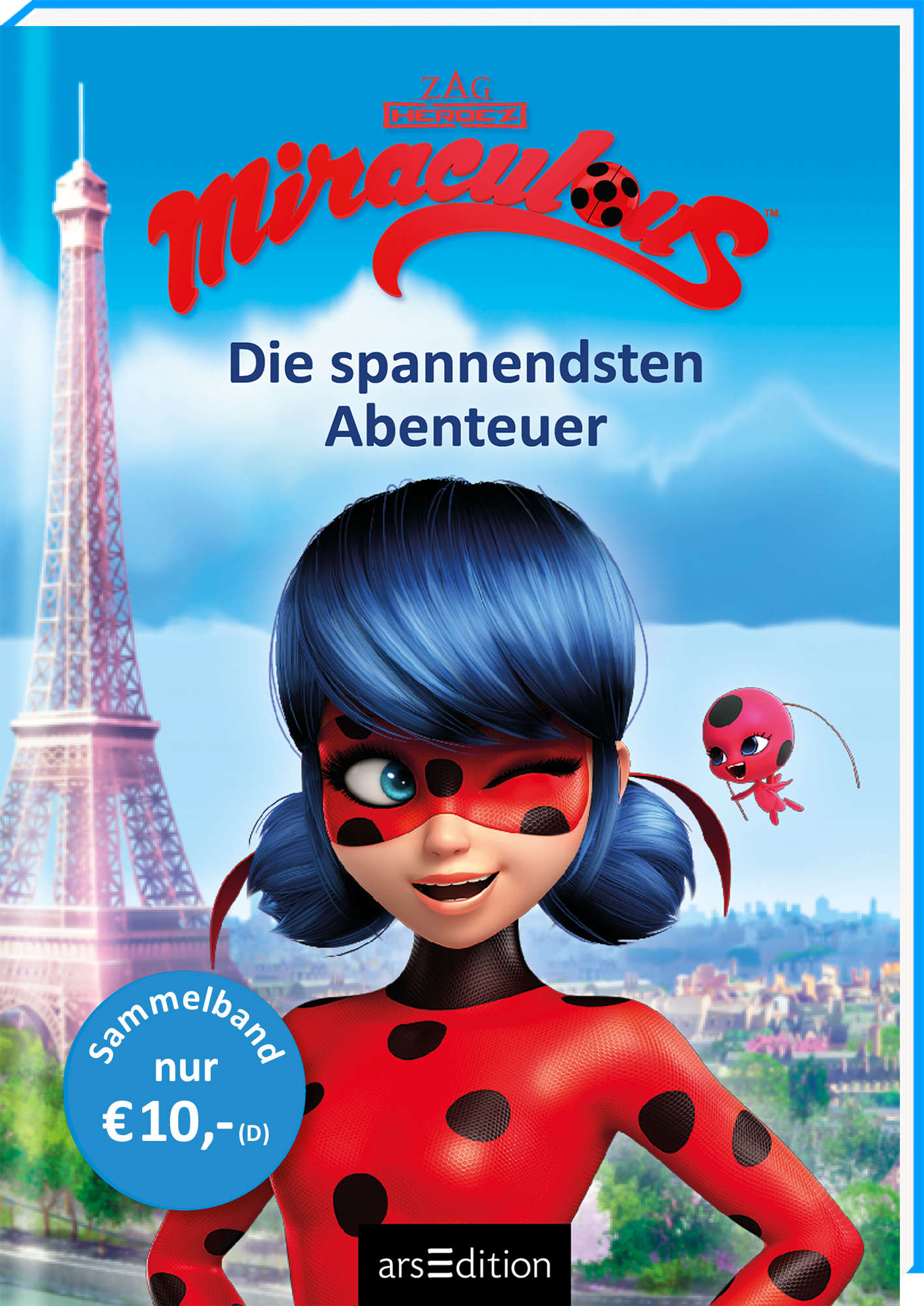 Das Buchcover zeigt die Hauptfigur mit blauen Haaren und einem gepunkteten roten Kostüm, die fröhlich lächelt. Im Hintergrund ist der Eiffelturm zu sehen, unter einem klaren blauen Himmel. Der Titel „Miraculous – Die spannendsten Abenteuer“ ist in großen, auffälligen Buchstaben in der oberen Hälfte platziert. Ganz unten links befindet sich ein Hinweis auf den Sammelband zum Preis von 10 Euro. Ganz unten mittig steht der Logoschriftzug von arsEdition.