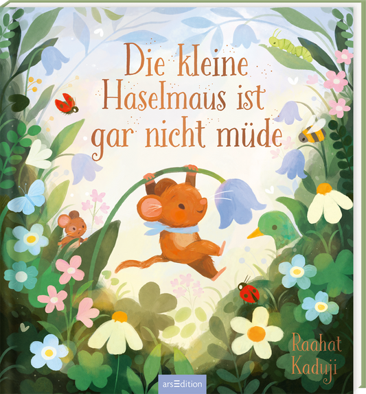 Auf dem Buchcover sind eine niedliche Haselmaus und eine weitere kleine Maus in einer bunten Blumenlandschaft abgebildet. Die Mäuse sind von frischen, hellen Farben umgeben, darunter saftiges Grün, sanfte Pastelltöne und lebendige Akzente durch Schmetterlinge und Käfer. Der Titel „Die kleine Haselmaus ist gar nicht müde“ steht in einem freundlichen, verspielten Schriftzug in warmem Orange. Ganz unten mittig steht der Logoschriftzug von arsEdition.
