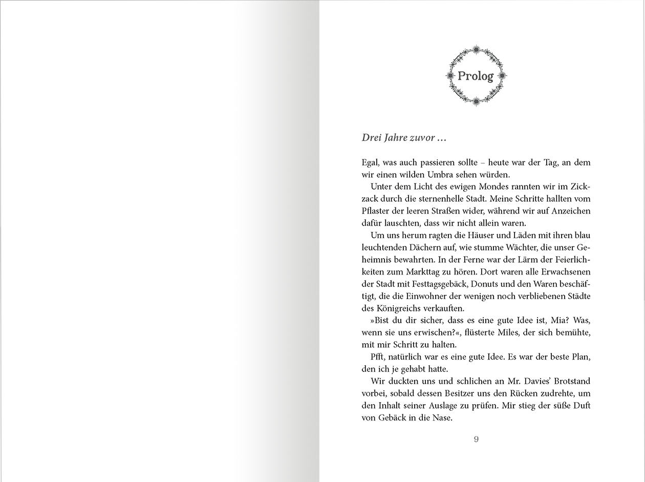 Gezeigt wird eine Innen- oder Zusatzansicht von „Die Chroniken von Lunis – Wächterin des Lichts“. Auf der linken Seite ist eine leere Seite, während die rechte Seite den Prolog mit dekorativem Rahmen und zartem floralen Motiv anzeigt. Der Text ist in einer klaren, gut lesbaren Serifenschrift in Schwarz gehalten, umrahmt von einem zarten, grauen Ornament. Der Hintergrund ist weiß, was zur guten Lesbarkeit beiträgt und den Fokus auf den Text lenkt.