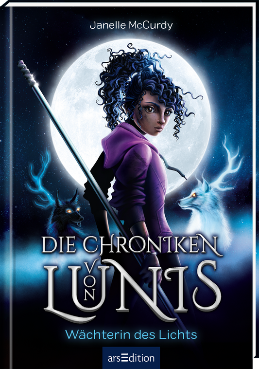 Das Cover zeigt eine junge Frau mit lockigem, schwarzem Haar, die entschlossen in die Ferne blickt. Sie trägt ein lilafarbenes Oberteil und hält einen leuchtenden Stab in der Hand. Im Hintergrund leuchtet ein großer, weißer Vollmond, umgeben von einer mystischen, blauen Atmosphäre. Zwei weiße, wolfsähnliche Tiere stehen an ihrer Seite. Der Titel „Die Chroniken von Lünis“ und der Untertitel „Wächterin des Lichts“ sind in eleganter, silberner Schrift gestaltet. Ganz oben ist der...
