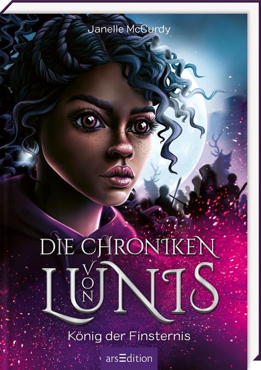 Das Buchcover zeigt eine junge Frau mit lockigen, schwarzen Haaren und intensiven Augen. Sie trägt einen dunklen Kapuzenpullover und blickt entschlossen in die Ferne. Der Hintergrund ist düster mit lila und schwarzen Tönen, durchzogen von Schattenfiguren vor einem großen weißen Vollmond. Der Titel „Die Chroniken von Lunis - König der Finsternis“ ist in verspielter, silberner Schrift darunter platziert. Oben ist der Name der Autorin, Janelle McCurdy, zu sehen. Ganz unten mittig steht...
