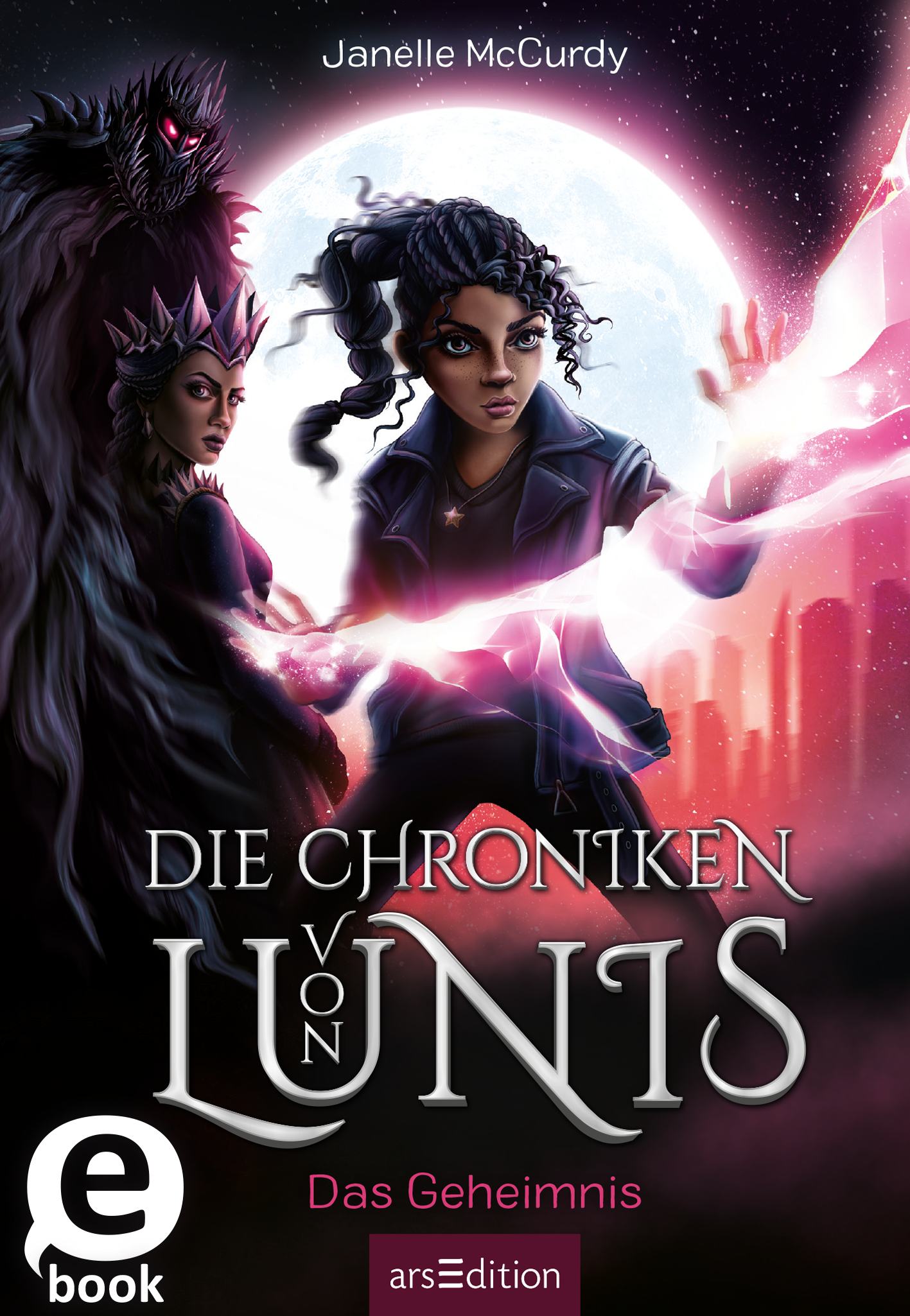 Das Cover zeigt drei Figuren in einem fantastischen Setting. Im Vordergrund stehen zwei Frauen mit ausdrucksvollen Gesichtsausdrücken, während eine dunkle, bedrohliche Gestalt im Hintergrund lauert. Die Farben sind vorwiegend düster bis auf einen großen, weißen Vollmond in der Mitte.  Der Titel „DIE CHRONIKEN VON LUNIS - Das Geheimnis“ ist groß und in silberner Schrift darunter platziert. Ganz oben ist der Name der Autorin, Janelle McCurdy, zu sehen. Ganz unten mittig steht der...