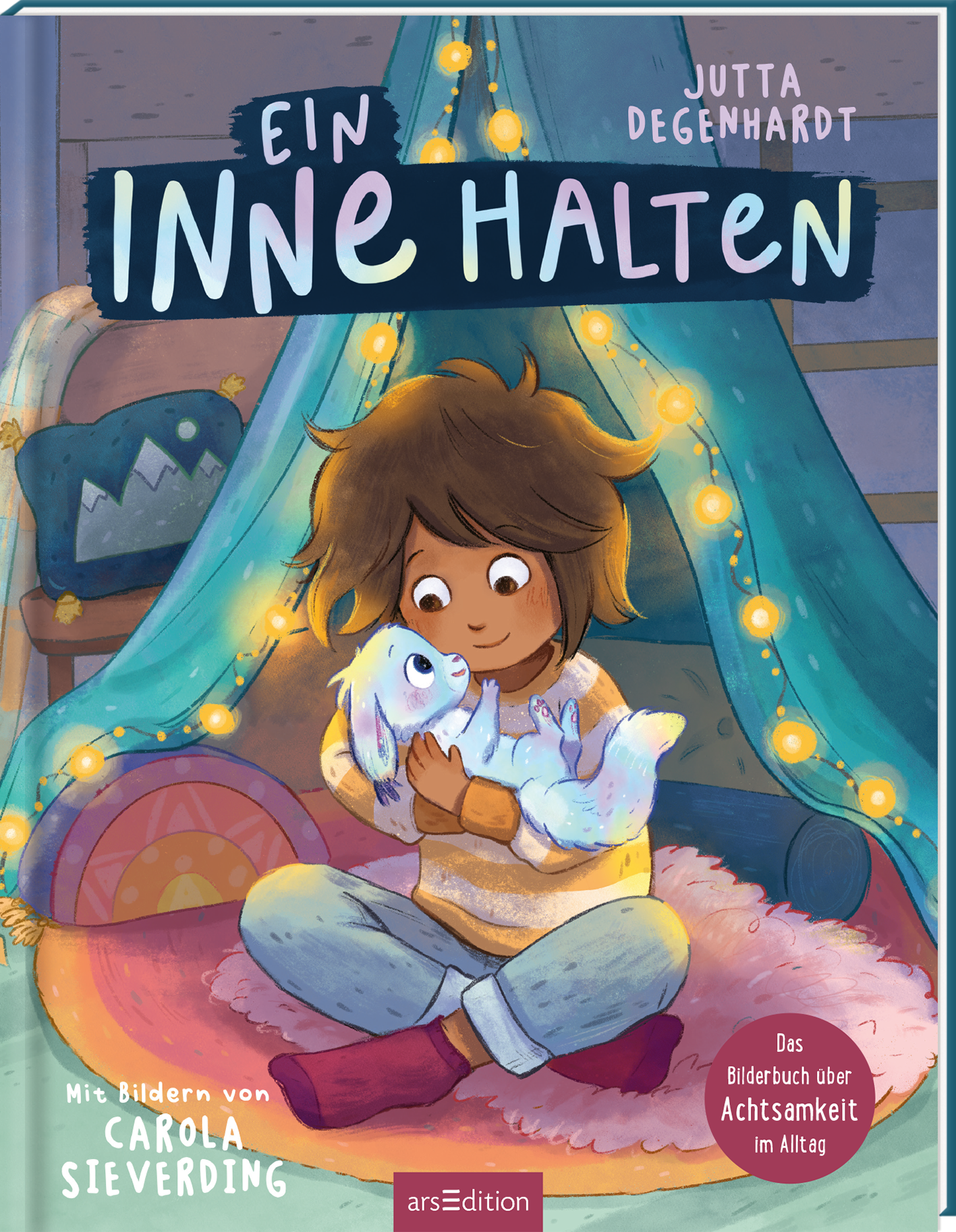 Buchcover von 'Ein Innehalten' von Jutta Degenhardt. Illustration zeigt ein Kind, das in einem gemütlichen Zelt mit Lichterkette sitzt, umgeben von Kissen und einer ruhigen Atmosphäre. Unten steht 'Mit Bildern von Carola Sieverding' und das Logo von arsEdition. Ein roter Kreis weist darauf hin: 'Das Bilderbuch über Achtsamkeit im Alltag'