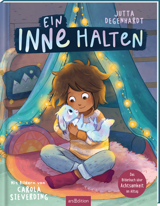 Das Buchcover zeigt ein liebevolles, illustriertes Szenario. Eine junge Person mit braunen, lockigen Haaren sitzt in einem Zelt aus blauen und grünen Stoffen und hält einen weißen Hundewelpen in den Händen. Umgeben von sanften Farben und kuscheligem Ambiente strahlt die Szene Wärme und Geborgenheit aus. Oberhalb der Illustration befindet sich der Titel „Ein INNE HALTEN“ in großen, verspielten Buchstaben, sowie der Autorenname „Jutta Degenhardt“. Ein kleiner...