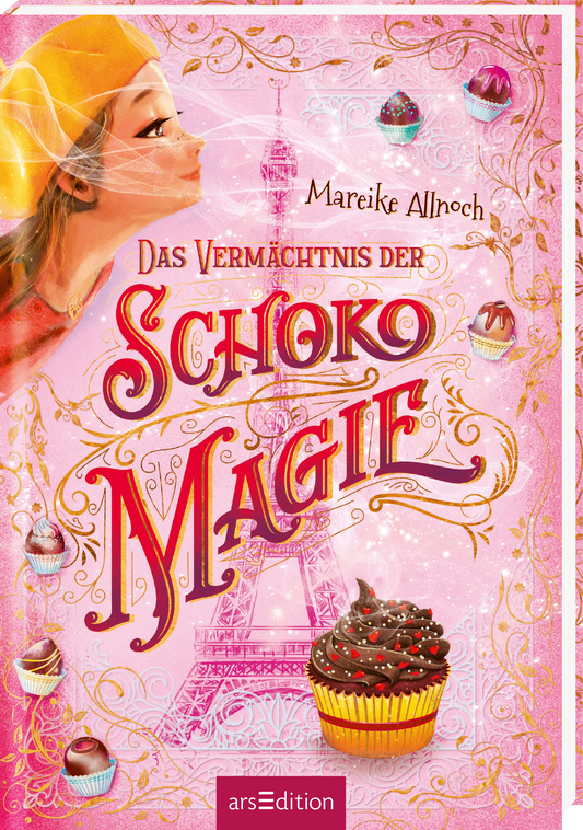 Das Cover zeigt ein Mädchen mit Locken am linken Rand, das einen Duft wahrnimmt. Im Hintergrund ist der Eiffelturm in sanften Farben dargestellt, umrahmt von filigranen, goldenen Ornamenten. Der Titel „Das Vermächtnis der Schokomagie“ ist in großen, abgerundeten, roten Buchstaben gestaltet. Über dem Titel schweben bunte Cupcakes, während ein großer Muffin im Vordergrund rechts steht. Oben rechts ist der Name der Autorin, Mareike Allnoch, platziert. Ganz unten mittig steht der...