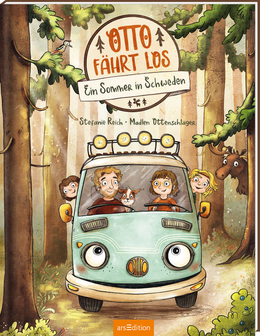 „Otto fährt los“ zeigt ein verspieltes, handgezeichnetes Cover mit orangefarbenem, rundem Titelband und der Schrift „Ein Sommer in Schweden“ auf einem weißen Banner. Im Vordergrund ein mintgrüner Bulli mit großen Scheinwerferaugen, darin ein Vater, zwei Kinder und ein kleiner Hund. Umgeben von sommerlichem Nadelwald, warmen Erdtönen und freundlicher Stimmung. Autorenname „Stefanie Reich“ und „Madlen Ottenschläger“ unter dem Titel. Ganz unten mittig steht der Logoschriftzug...