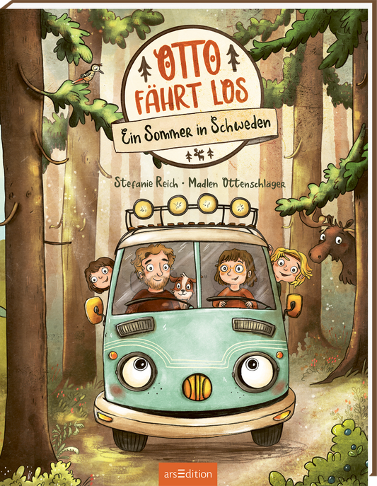 Das Buchcover von &quot;OTTO fährt los - Ein Sommer in Schweden&quot; zeigt einen türkisfarbenen Camper, der durch einen Wald fährt. Im Camper sitzt eine fröhliche Familie bestehend aus Mama am Steuer, Papa und Hund und zwei Kindern, einem Jungen und einem Mädchen. Über dem Fahrzeug strahlt der Titel „OTTO fährt los“ in großen, verspielten Buchstaben. Darunter steht der Untertitel „Ein Sommer in Schweden“ in einer klaren Schriftart. Die Farben sind warm und lebhaft, dominierend...