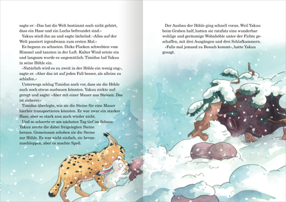 Gezeigt wird eine Innen- oder Zusatzansicht von „Die größte Freundschaftsgeschichte der Welt“. Die illustrierte Doppelseite zeigt eine winterliche Szene mit einem schneebedeckten Hügel und einem gelbgescheckten Tier, das einem neugierigen Blick im Vordergrund zugewandt ist. Im Hintergrund sind schneebedeckte Bäume und eine Höhle sichtbar. Die Farben sind sanft und beruhigend, mit überwiegend Blau- und Weißtönen, die eine frostige Atmosphäre schaffen. Die verwendete Schriftart ist...