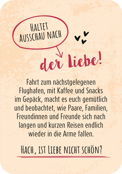 Gezeigt wird eine Innen- oder Zusatzansicht von „99 herrlich verrückte Ideen für euer Leben zu zweit“. Der Hintergrund ist in sanften Beige- und Pastelltönen gehalten und vermittelt eine gemütliche Stimmung. Zentrales Element ist ein handschriftlich gestaltetes Zitat in einer eleganten, rot-pinken Typografie, das mit verspielten Herzen und einem Sprechblasen-Element verziert ist. Unter diesem Haupttext steht eine einladende Beschreibung, die in klarer, gut lesbarer Schrift gestaltet ist.