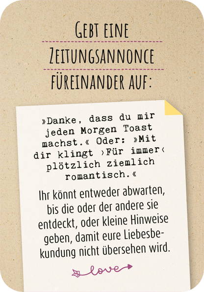 Gezeigt wird eine Innen- oder Zusatzansicht von „99 herrlich verrückte Ideen für euer Leben zu zweit“. Die Darstellung zeigt einen liebevoll gestalteten Text, der in einer klaren, gut lesbaren Schriftart in Schwarz auf einem cremefarbenen Hintergrund erscheint. Ein handgeschriebener Stil vermittelt eine persönliche Note. Am oberen Rand steht in einem sanften Lila die Aufforderung „Gebt eine Zeitungsannonce füreinander auf“. Ein gelbes Eckmarkierungsblatt und das Wort „love“ mit...