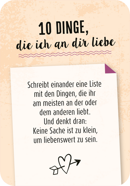 Gezeigt wird eine Innen- oder Zusatzansicht von „99 herrlich verrückte Ideen für euer Leben zu zweit“. Der Hintergrund ist in sanften Beigetönen gehalten, während die Titelzeile „10 Dinge, die ich an dir liebe“ in kräftigem Schwarz und einer verspielten Schriftart hervorsticht. Die darunterliegende, in klarer, lesbarer Schrift verfasste Anweisung ist in Schwarz. Eine kleine, lila-rahmige Notiz oder ein Hinweis verstärkt den visuellen Reiz. Ein gezeichnetes Herz mit Pfeil...