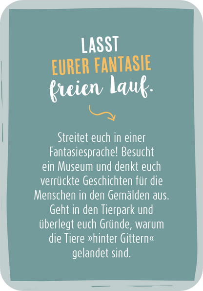 Gezeigt wird eine Innen- oder Zusatzansicht von „99 herrlich verrückte Ideen für euer Leben zu zweit“. Die Seite präsentiert eine sanft pastellfarbene Hintergrundgestaltung in blaugrün. Die zentrale Überschrift „LASST EUERER FANTASIE freien Lauf.“ hebt sich in leuchtendem Orange ab, während der darunterstehende Text in klarer, einfacher Schrift in einem dunkleren Farbton verfasst ist. Eine verspielte, grafische Pfeil-Illustration erweitert das Design und führt den Blick durch den...