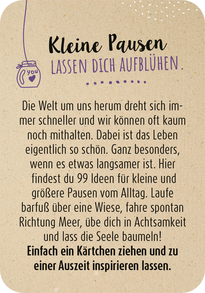 Gezeigt wird eine Innen- oder Zusatzansicht von „99 herrliche Auszeiten für zwischendurch“. Der Hintergrund ist in einem sanften Naturton gehalten, während der Text in einer harmonischen Kombination aus verspielter und klarer Schriftart gestaltet ist. Die Überschrift „Kleine Pausen lassen dich aufblühen“ wird durch einen schwungvollen, handschriftlichen Stil hervorgehoben. Grafische Elemente wie eine stilisierte Tasse und Punkte geben der Seite einen lebendigen Akzent. Der...