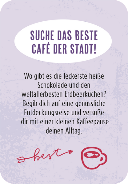 Gezeigt wird eine Innen- oder Zusatzansicht von „99 herrliche Auszeiten für zwischendurch“. Der Hintergrund ist in sanften Lila- und Pastelltönen gehalten. Die Hauptüberschrift „SUCHE DAS BESTE CAFÉ DER STADT!“ ist in großer, lila Schrift zentriert und gut lesbar. Darunter steht ein einladender Text in schwarzer Schrift, der zur Entdeckung von Cafés anregt. Am unteren Rand befindet sich das Wort „best“ in verspielter Schrift mit einem kleinen Symbol einer Kaffeetasse, das die...