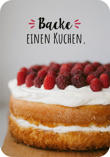 Gezeigt wird eine Innen- oder Zusatzansicht von „99 herrliche Auszeiten für zwischendurch“. Die Ansicht zeigt einen frischen Kuchen, der mit einer dicken Schicht Sahne und einer Vielzahl von roten Himbeeren dekoriert ist. Die sanfte, natürliche Farbpalette und die runde Form des Kuchens verleihen eine einladende Atmosphäre. Der Schriftzug „Backe einen Kuchen.“ ist in einer verspielten, handschriftähnlichen Typografie in Schwarz gehalten, umrahmt von kleinen, bunten Akzenten.