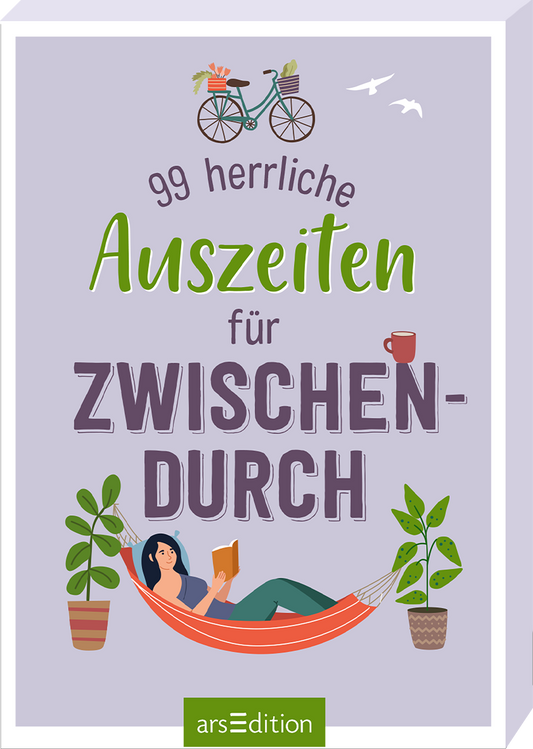 Das Buchcover zeigt eine freundliche, lilafarbene Hintergrundfarbe. In der oberen Hälfte ist eine Fahrradsilhouette zu sehen, begleitet von Blumen und Vögeln. Der Titel „99 herrliche Auszeiten für Zwischen-durch“ ist groß und verspielt in verschiedenen Schriftgrößen und Farben gestaltet, wobei „Zwischen-durch“ besonders hervorgehoben ist. Eine ruhende Frau mit einem Buch sitzt in einer Hängematte, umgeben von Pflanzen. Ganz unten mittig steht der Logoschriftzug von arsEdition.