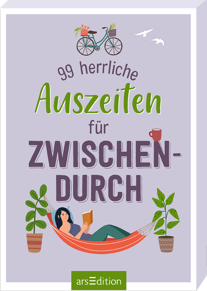 Das Buchcover zeigt eine freundliche, lilafarbene Hintergrundfarbe. In der oberen Hälfte ist eine Fahrradsilhouette zu sehen, begleitet von Blumen und Vögeln. Der Titel „99 herrliche Auszeiten für Zwischen-durch“ ist groß und verspielt in verschiedenen Schriftgrößen und Farben gestaltet, wobei „Zwischen-durch“ besonders hervorgehoben ist. Eine ruhende Frau mit einem Buch sitzt in einer Hängematte, umgeben von Pflanzen. Ganz unten mittig steht der Logoschriftzug von arsEdition.