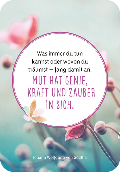 Gezeigt wird eine Innen- oder Zusatzansicht von „Ich wünsch dir was“. Der Hintergrund ist weich und lichtdurchflutet, mit sanften rosa und lila Blüten. In der Mitte befindet sich ein runder, weißer Bereich mit einem zarten, lilafarbenen Rand. Der Text in der Mitte ist in einer eleganten, leicht verspielten Schrift gesetzt: „Was immer du tun kannst oder wovon du träumst – fang damit an. MUT HAT GENIE, KRAFT UND ZAUBER IN SICH.“ Darunter steht in kleinerer Schrift der Name Johann...