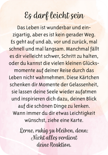 Gezeigt wird eine Innen- oder Zusatzansicht von „Gelassenheit für dich“. Der Hintergrund ist in sanften Pastelltönen gehalten, vorwiegend in Rosa und Beige, was eine beruhigende Atmosphäre erzeugt. In eleganter, geschwungener Schrift steht der Titel „Es darf leicht sein“ oben, begleitet von einem einladenden Text, der die Leser zur Achtsamkeit anregt. Die Typografie ist gut lesbar, mit klaren, warmen Farben, die die positive Botschaft unterstützen.