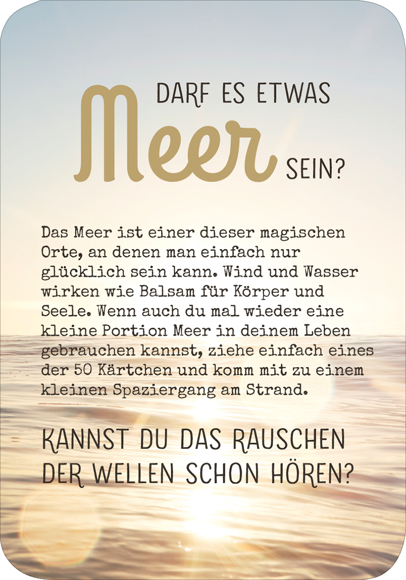 Gezeigt wird eine Innen- oder Zusatzansicht von „Meermomente“. Der Hintergrund zeigt eine sanfte Meeresszene mit einem Sonnenaufgang, der in warmen Gold- und Orangetönen strahlt. Im Vordergrund steht der Text in verschiedenen Schriftarten, der ansprechend gestaltet ist. Die zentrale Frage „Darf es etwas Meer sein?“ hebt sich in einer eleganten, geschwungenen Schrift ab, während die Beschreibung des Meeres in klarer, gut lesbarer Typografie präsentiert wird. Das Gesamtbild vermittelt...