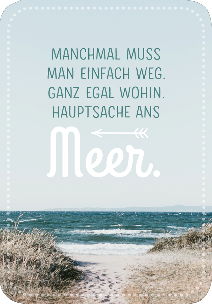 Gezeigt wird eine Innen- oder Zusatzansicht von „Meermomente“. Der Hintergrund zeigt einen hellen Himmel und sanfte Wellen an einem Strand. Auf einem hellen, leicht strukturierten Untergrund steht der Text in verschiedenen Schriftgrößen: „Manchmal muss man einfach weg. Ganz egal wohin. Hauptsache ans Meer.“. Die Schrift für „Meer“ ist verspielt und groß, während die anderen Texte in einer schlichten, eleganten Typografie gehalten sind. Die Farben sind in sanften Blau- und...